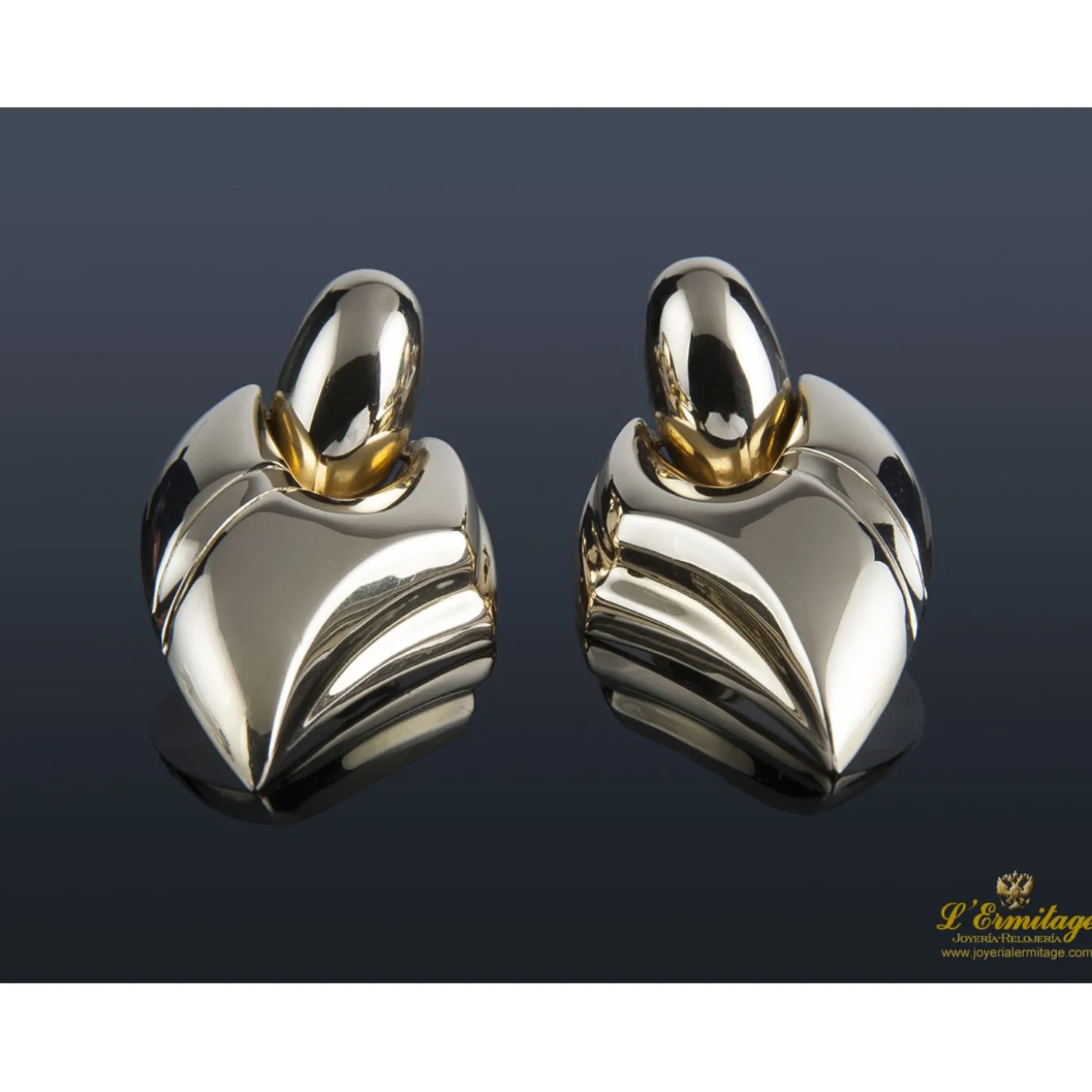 PENDIENTES Pendientes en forma de hoja realizados en oro amarillo.