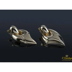 PENDIENTES Pendientes en forma de hoja realizados en oro amarillo.