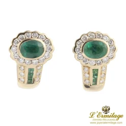 PENDIENTES Pendientes en oro amarillo con esmeraldas y brillantes.