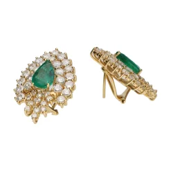 PENDIENTES Pendientes en oro amarillo con esmeraldas y brillantes.