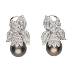 PENDIENTES Pendientes en oro blanco perla tahití y cuajado de diamantes.