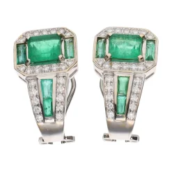 PENDIENTES Pendientes en oro blanco con esmeraldas y brillantes.