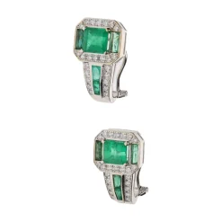 PENDIENTES Pendientes en oro blanco con esmeraldas y brillantes.