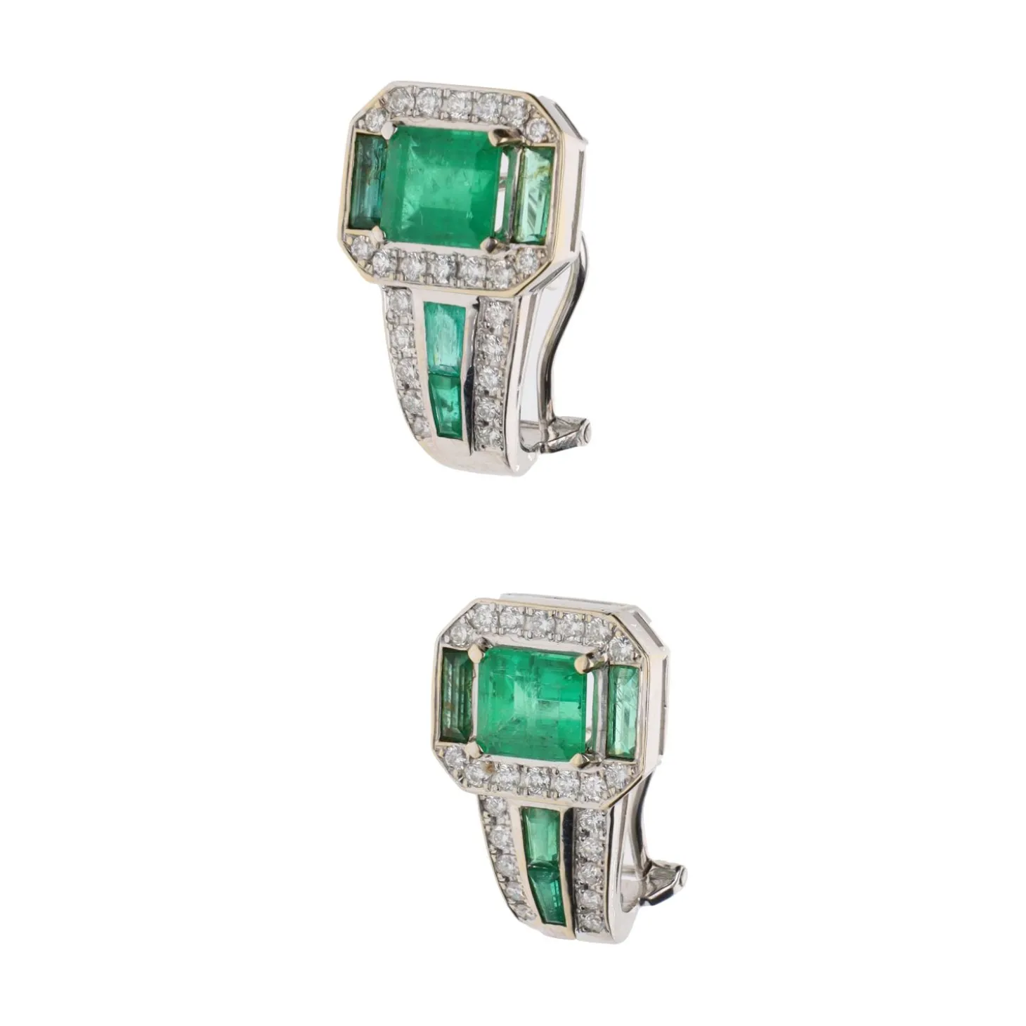 PENDIENTES Pendientes en oro blanco con esmeraldas y brillantes.