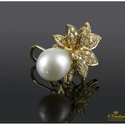PENDIENTES Pendientes en oro amarillo con perlas y brillantes.