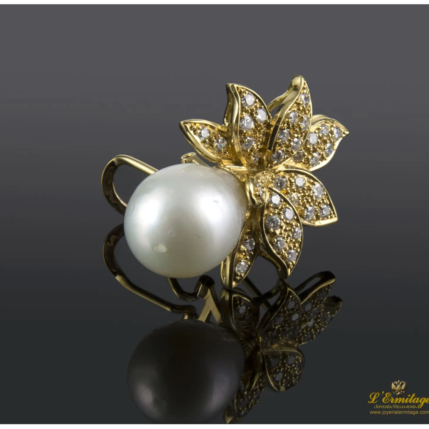 PENDIENTES Pendientes en oro amarillo con perlas y brillantes.