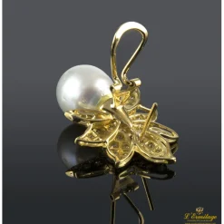 PENDIENTES Pendientes en oro amarillo con perlas y brillantes.