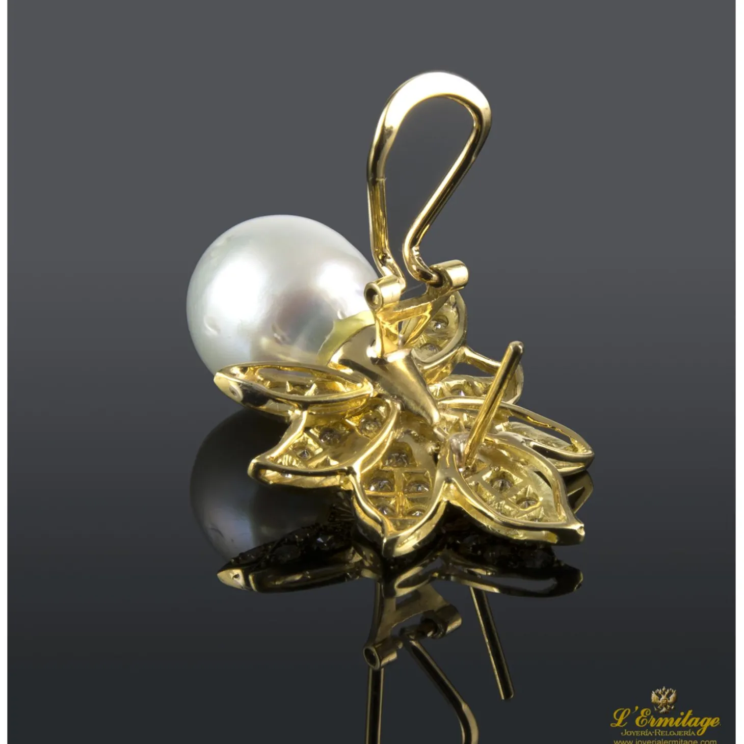 PENDIENTES Pendientes en oro amarillo con perlas y brillantes.