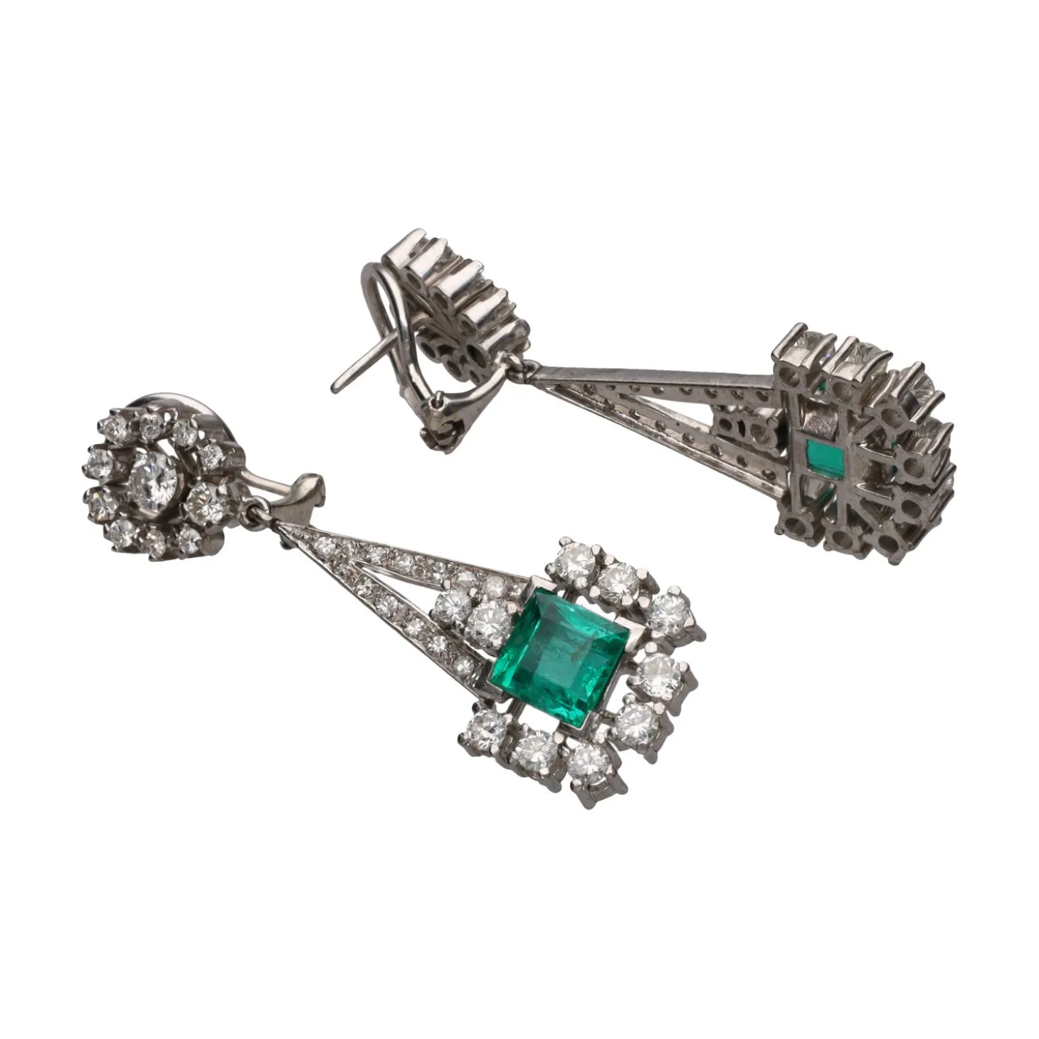 PENDIENTES Pendientes en oro blanco con esmeraldas y brillantes.