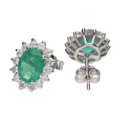 PENDIENTES Pendientes en oro blanco con esmeraldas y orla de brillantes.