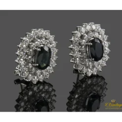 PENDIENTES Pendientes en oro blanco con zafiros y orlas de brillantes.