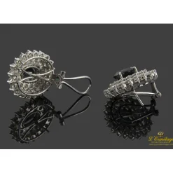 PENDIENTES Pendientes en oro blanco con zafiros y orlas de brillantes.
