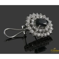 PENDIENTES Pendientes en oro blanco con zafiros y orlas de brillantes.