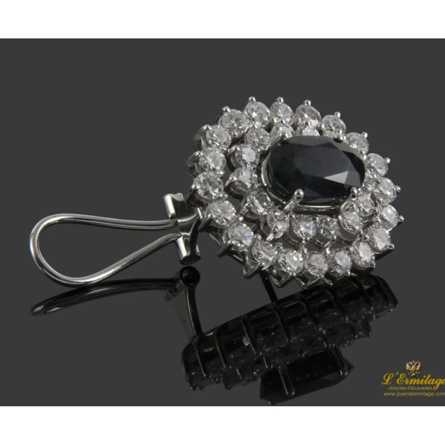 PENDIENTES Pendientes en oro blanco con zafiros y orlas de brillantes.