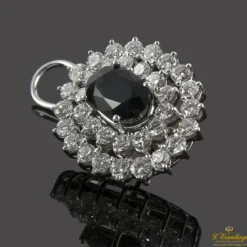 PENDIENTES Pendientes en oro blanco con zafiros y orlas de brillantes.