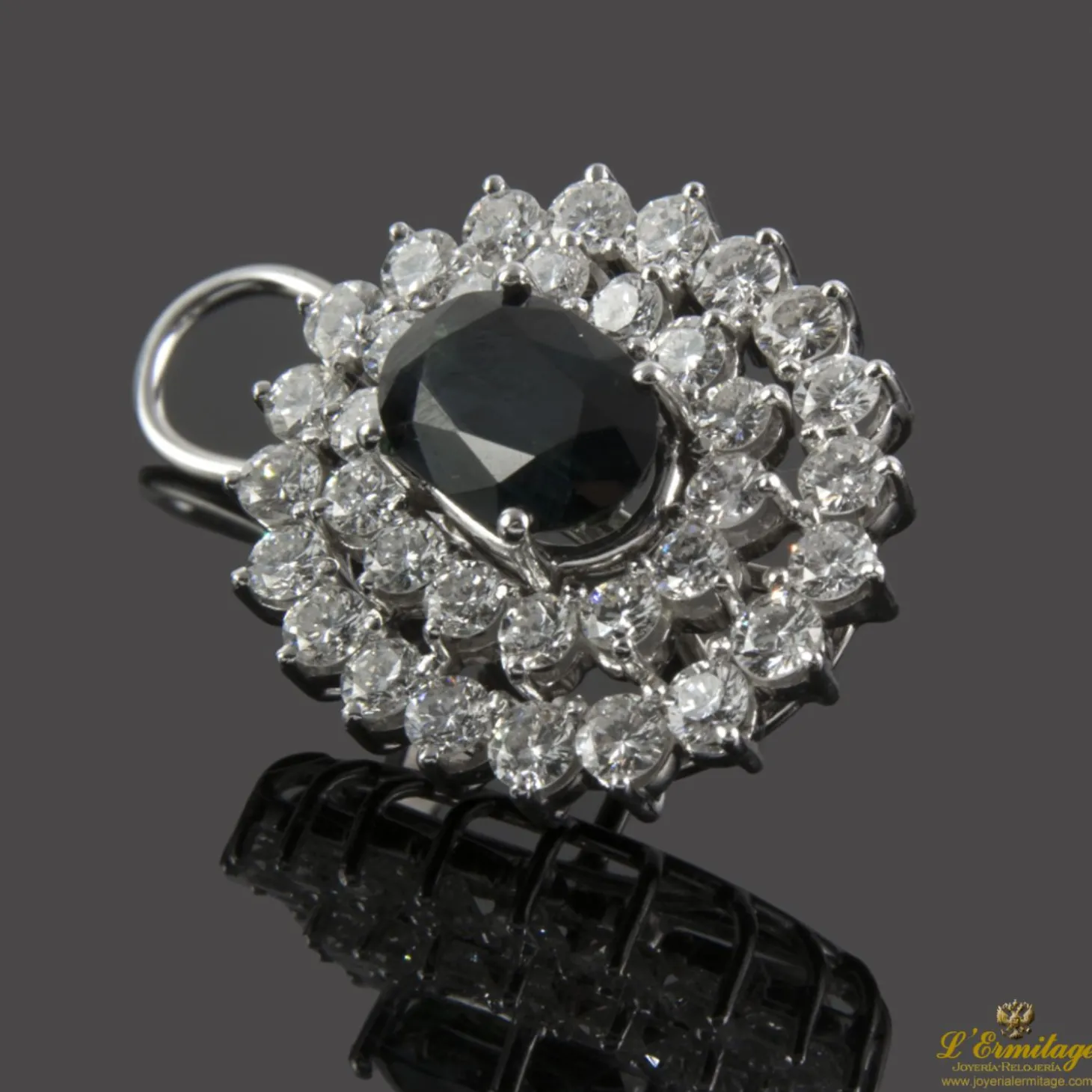 PENDIENTES Pendientes en oro blanco con zafiros y orlas de brillantes.