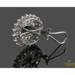 PENDIENTES Pendientes en oro blanco con zafiros y orlas de brillantes.