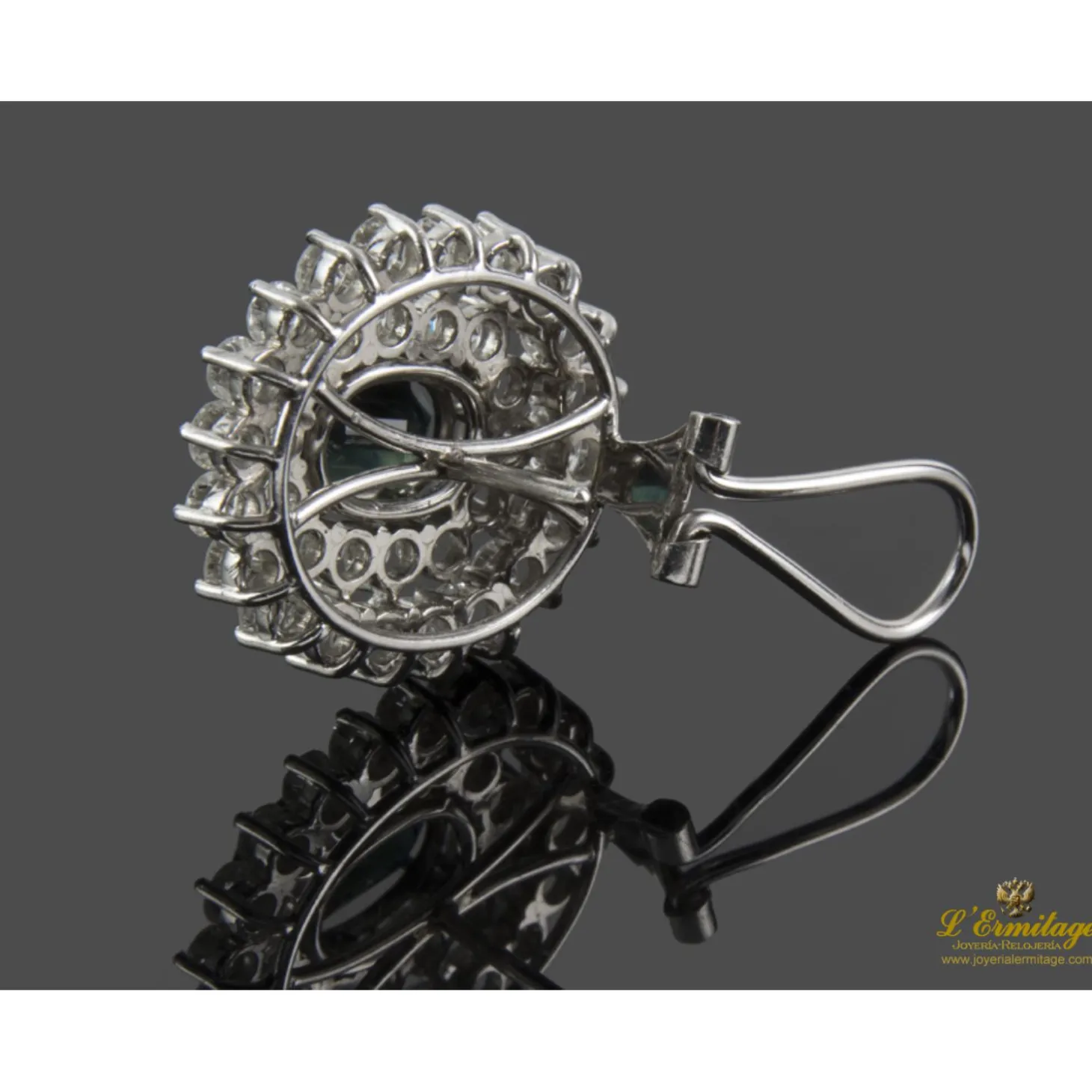 PENDIENTES Pendientes en oro blanco con zafiros y orlas de brillantes.