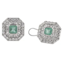 PENDIENTES Pendientes en oro blanco con esmeraldas y diamantes.