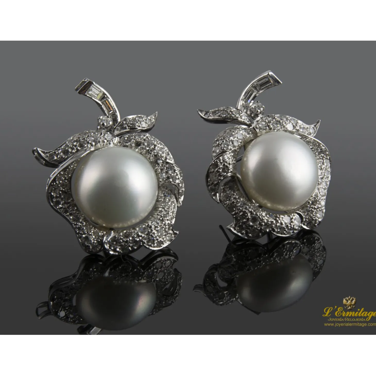 PENDIENTES Pendientes en oro blanco con perlas y brillantes.