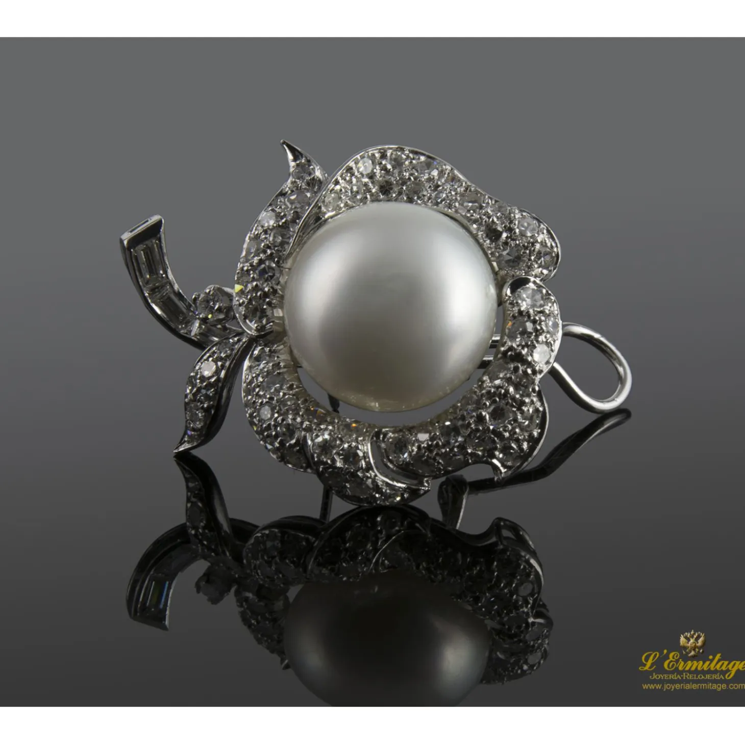 PENDIENTES Pendientes en oro blanco con perlas y brillantes.
