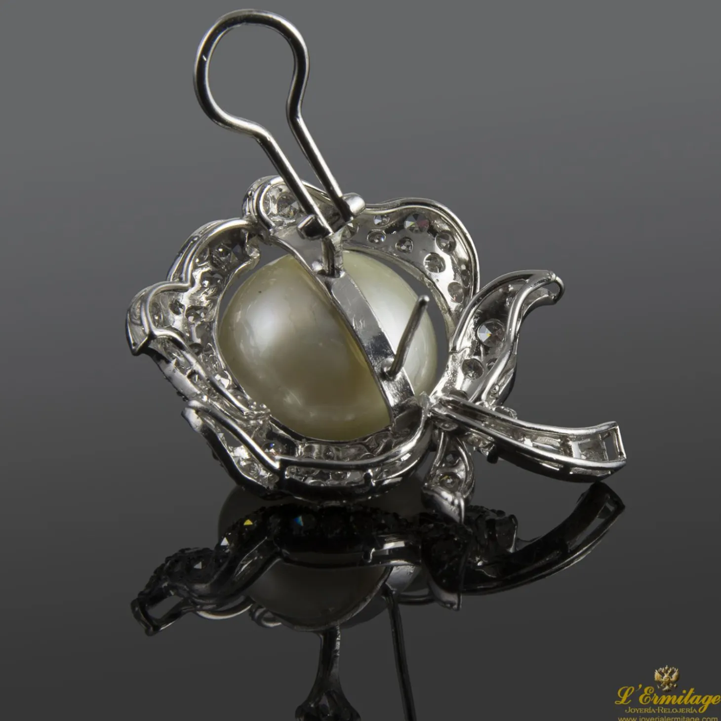 PENDIENTES Pendientes en oro blanco con perlas y brillantes.