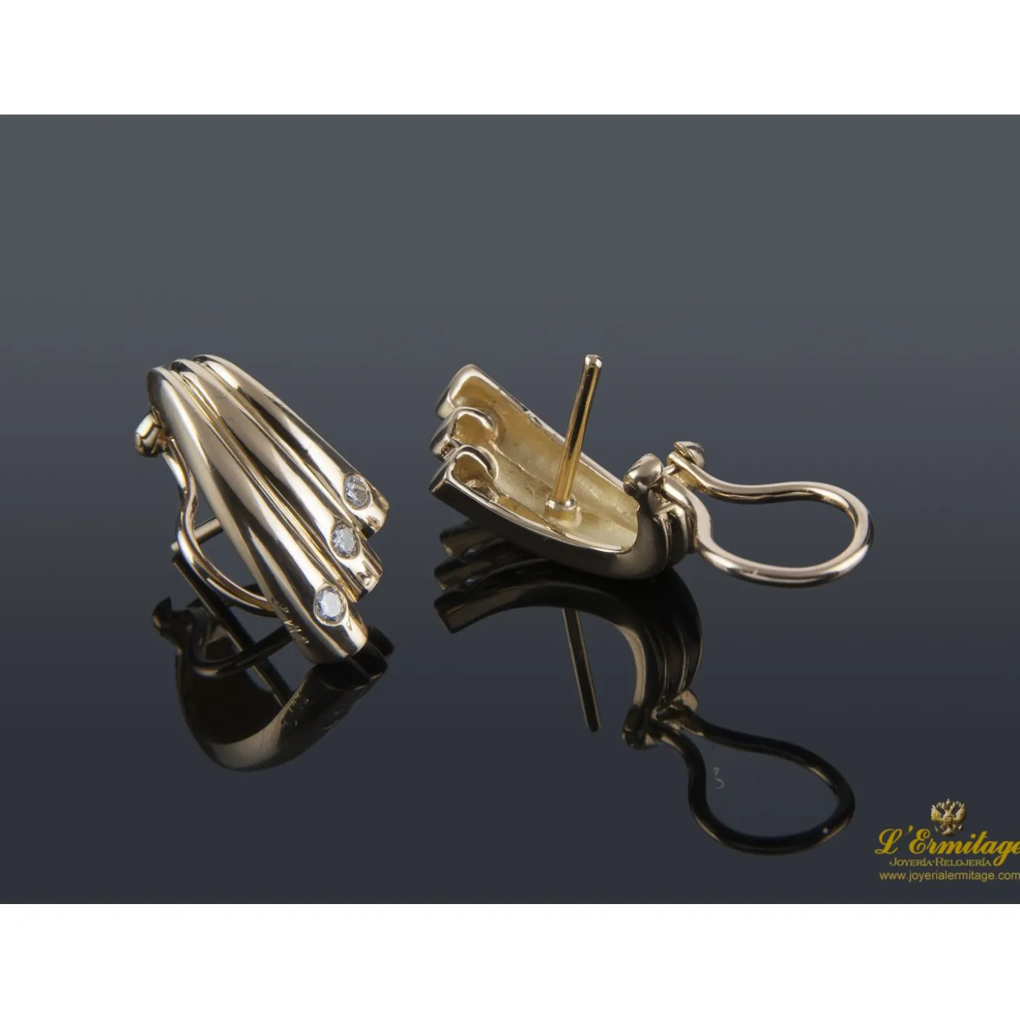 PENDIENTES Pendientes en oro amarillo con brillantes.