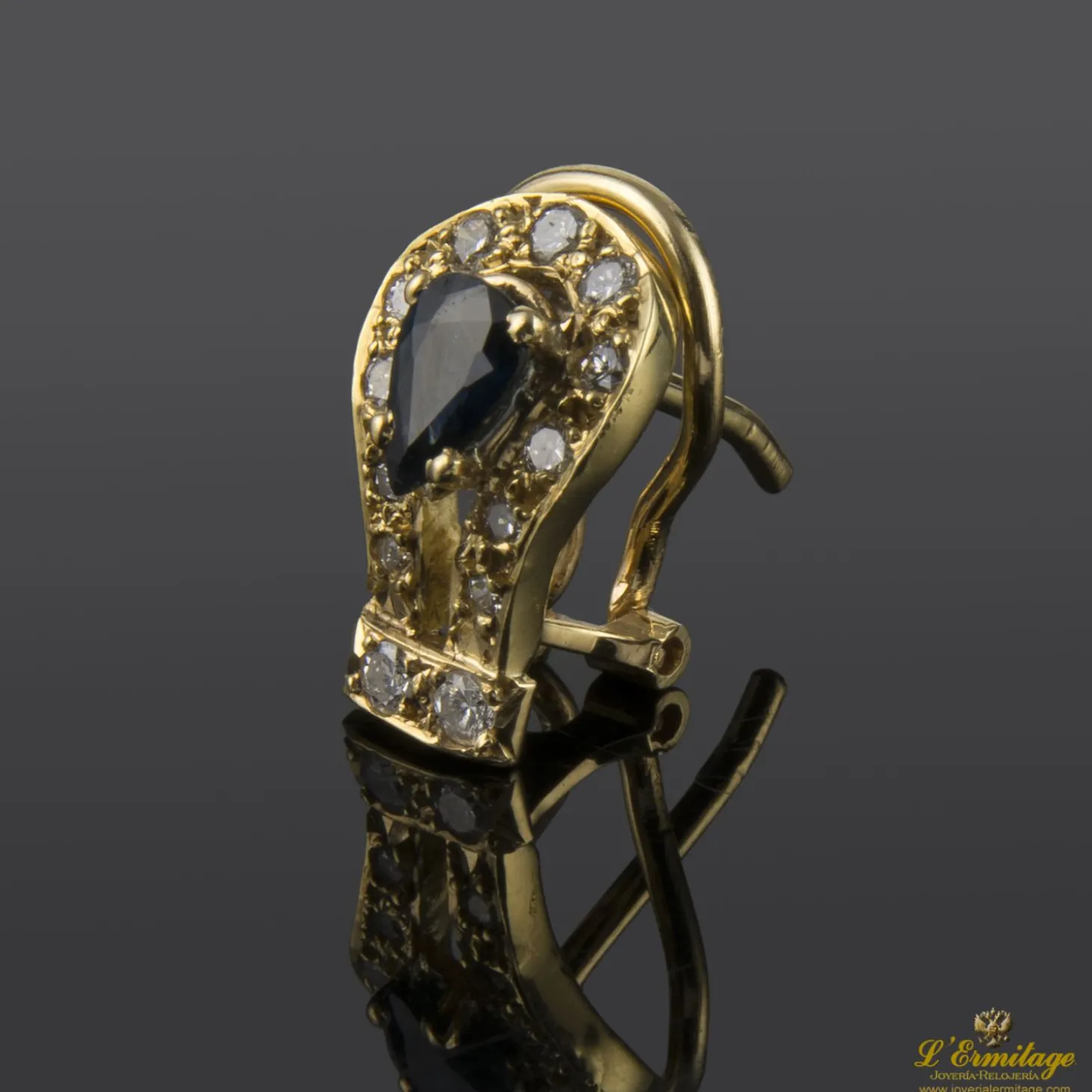 PENDIENTES Pendientes en oro amarillo con zafiros y brillantes.