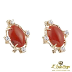 PENDIENTES Pendientes en oro amarillo con coral y diamantes.