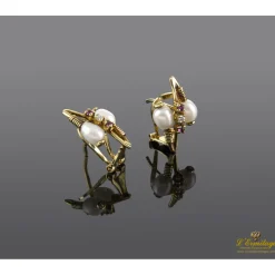 PENDIENTES Pendientes en oro amarillo con perlas rubíes y brillantes.