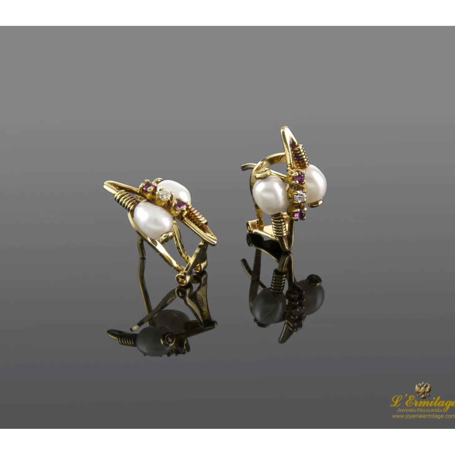 PENDIENTES Pendientes en oro amarillo con perlas rubíes y brillantes.