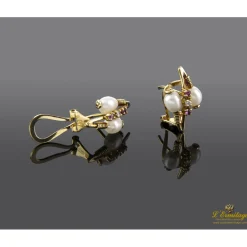 PENDIENTES Pendientes en oro amarillo con perlas rubíes y brillantes.