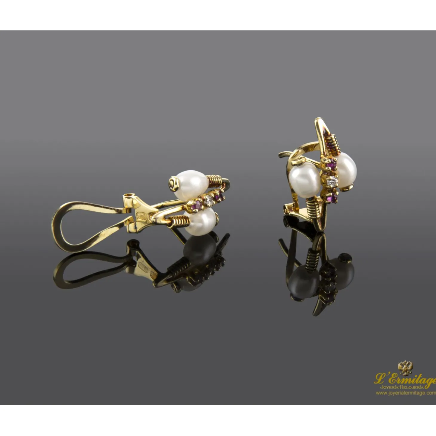 PENDIENTES Pendientes en oro amarillo con perlas rubíes y brillantes.