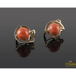 PENDIENTES Pendientes en oro amarillo con coral.