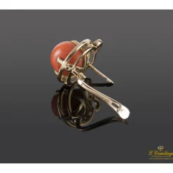 PENDIENTES Pendientes en oro amarillo con coral.