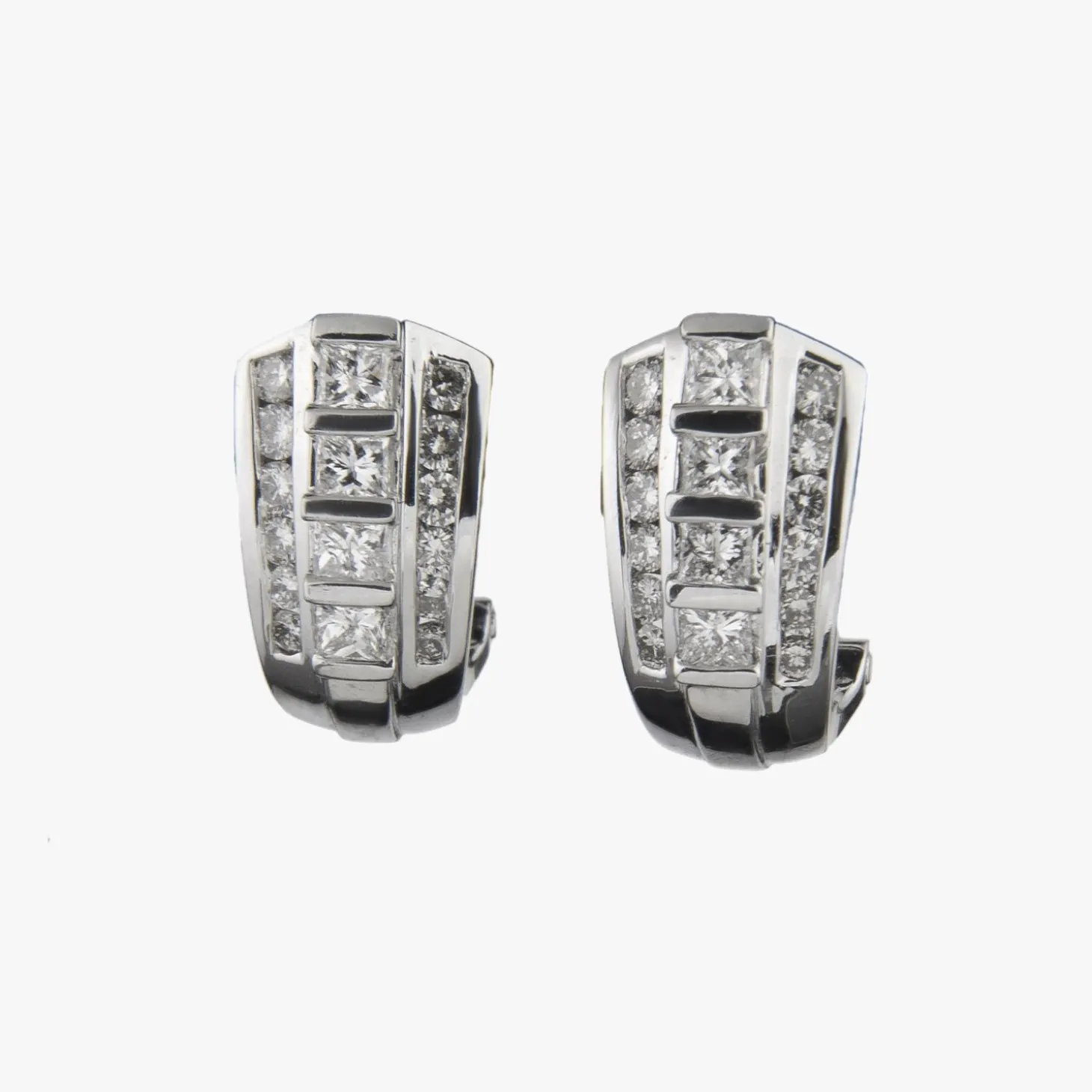 PENDIENTES Pendientes en oro blanco con diamantes.