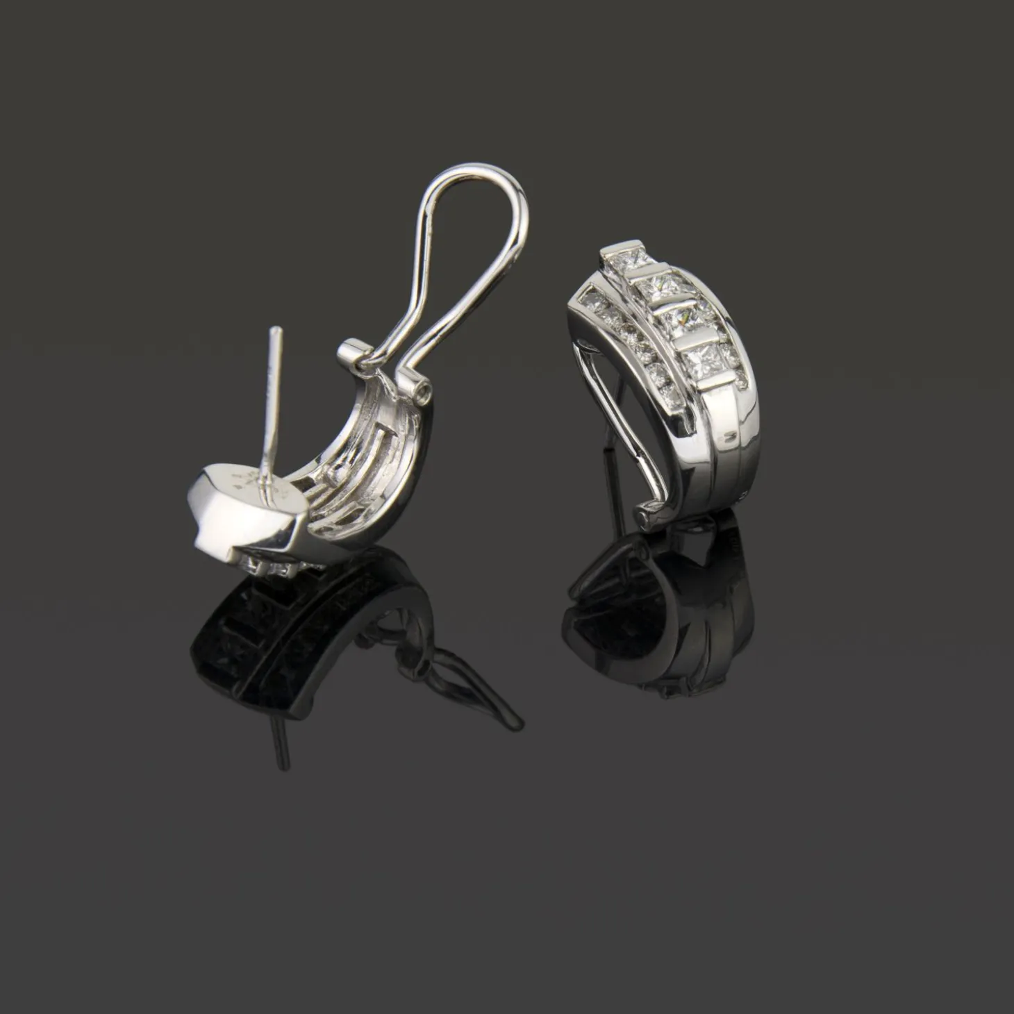 PENDIENTES Pendientes en oro blanco con diamantes.