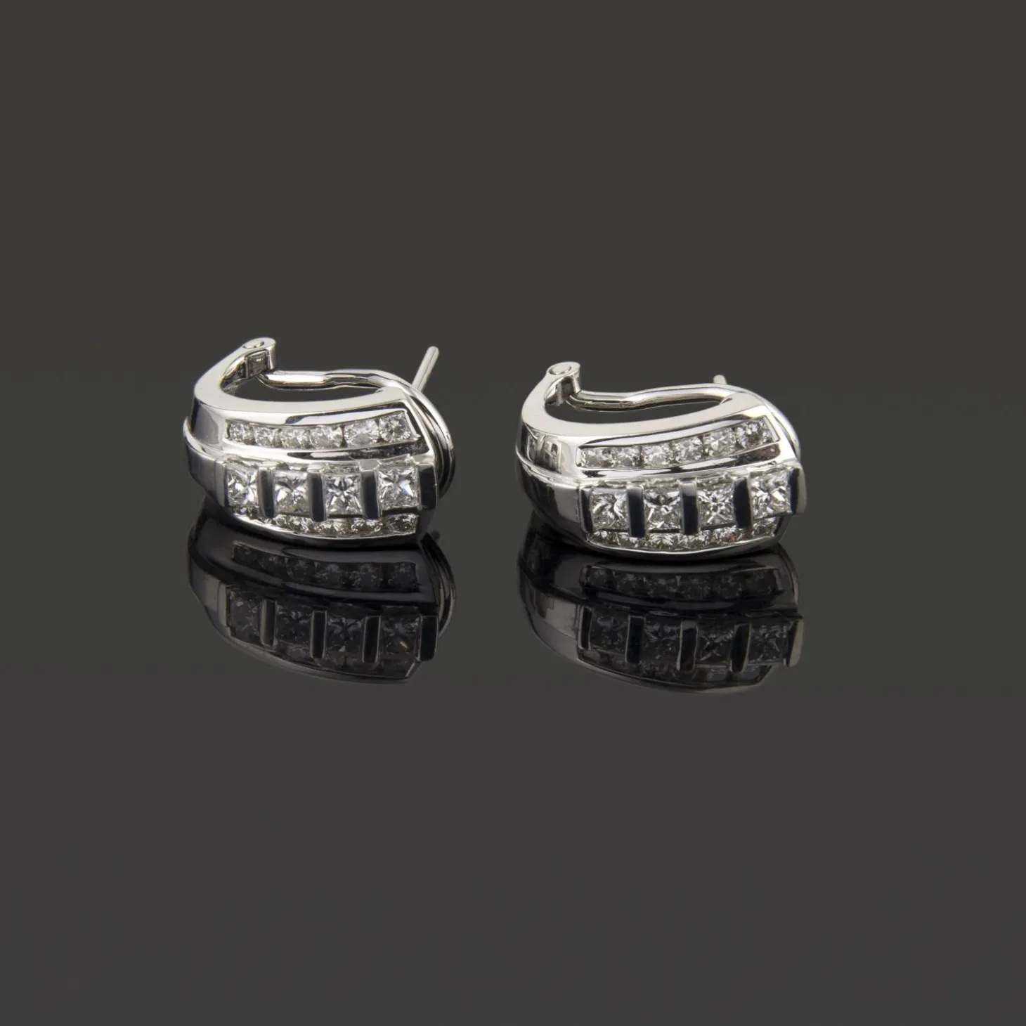 PENDIENTES Pendientes en oro blanco con diamantes.
