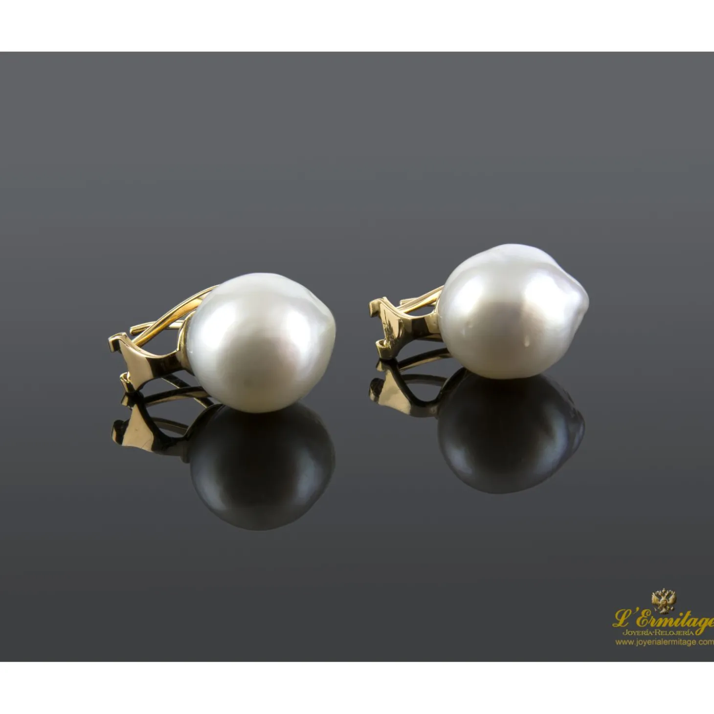 PENDIENTES Pendientes en oro amarillo con perlas australianas.