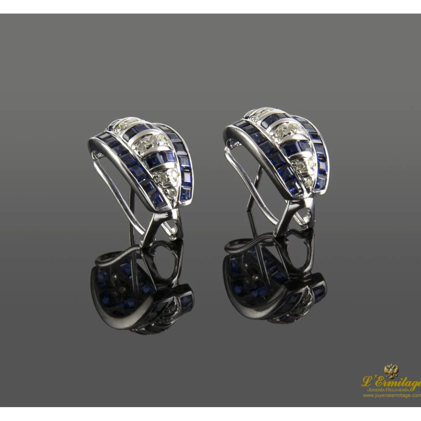 PENDIENTES Pendientes en oro blanco con zafiros y brillantes.