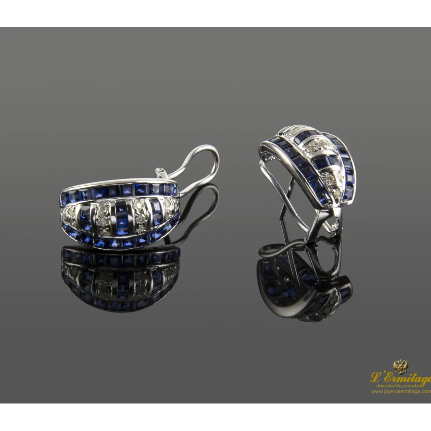 PENDIENTES Pendientes en oro blanco con zafiros y brillantes.