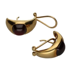 PENDIENTES Pendientes en oro amarillo con granates.