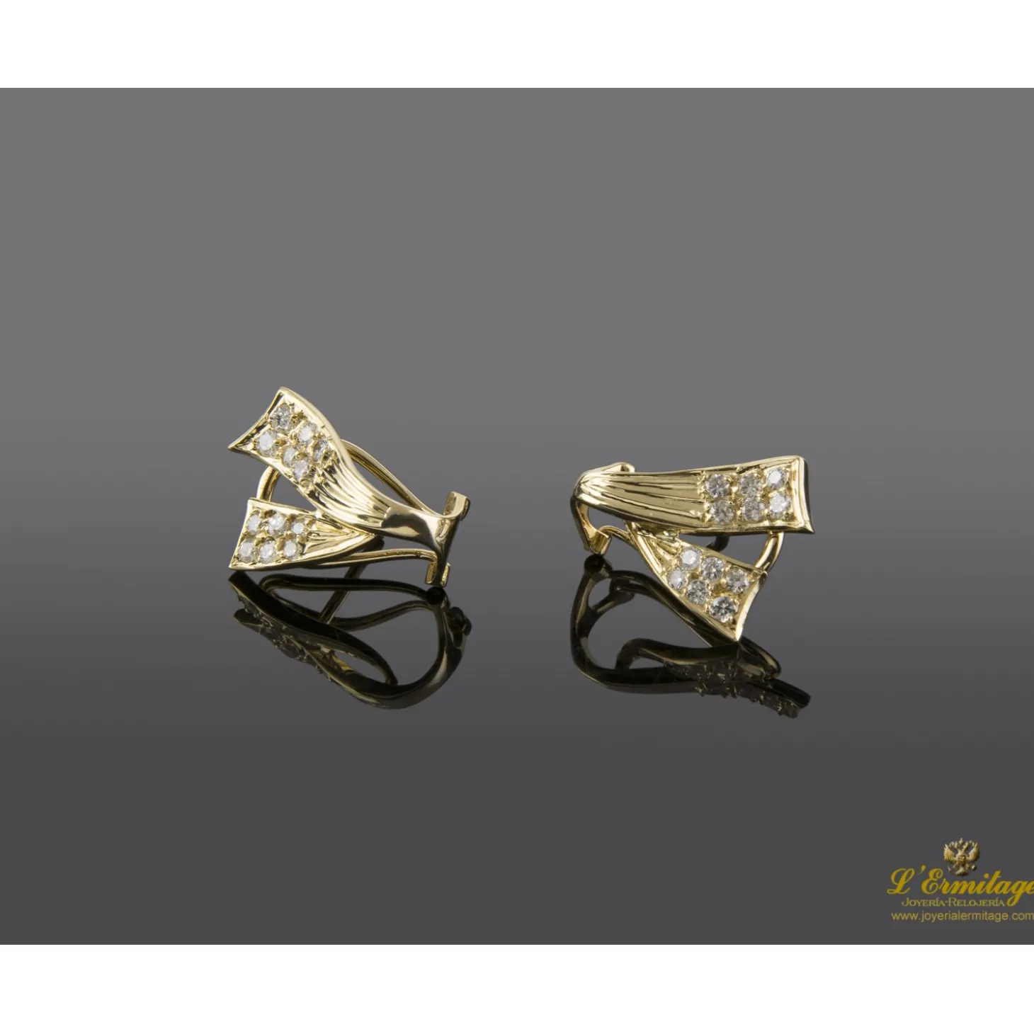 PENDIENTES Pendientes en oro amarillo con brillantes.