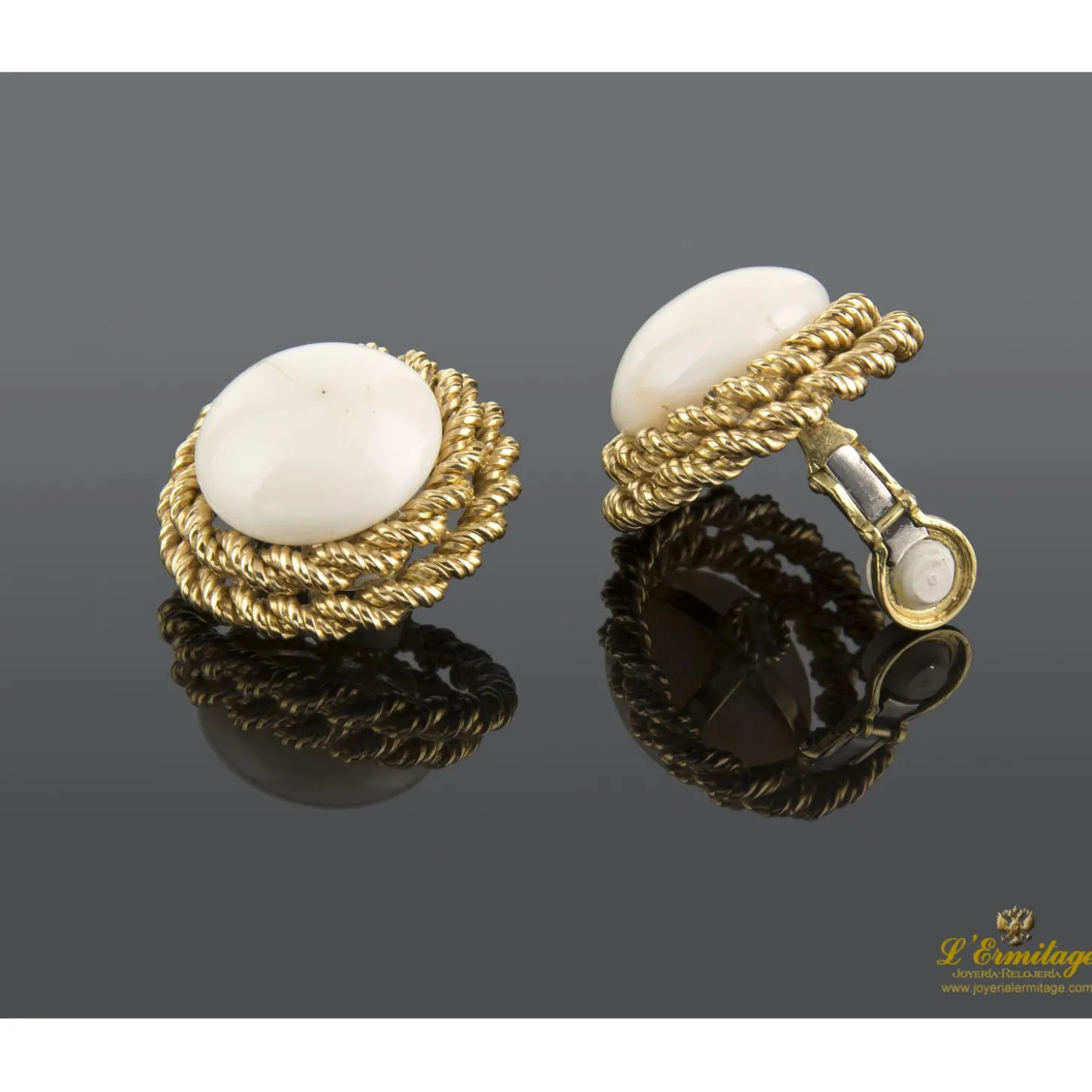 PENDIENTES Pendientes en oro amarillo y coral diseñados por luis gil.