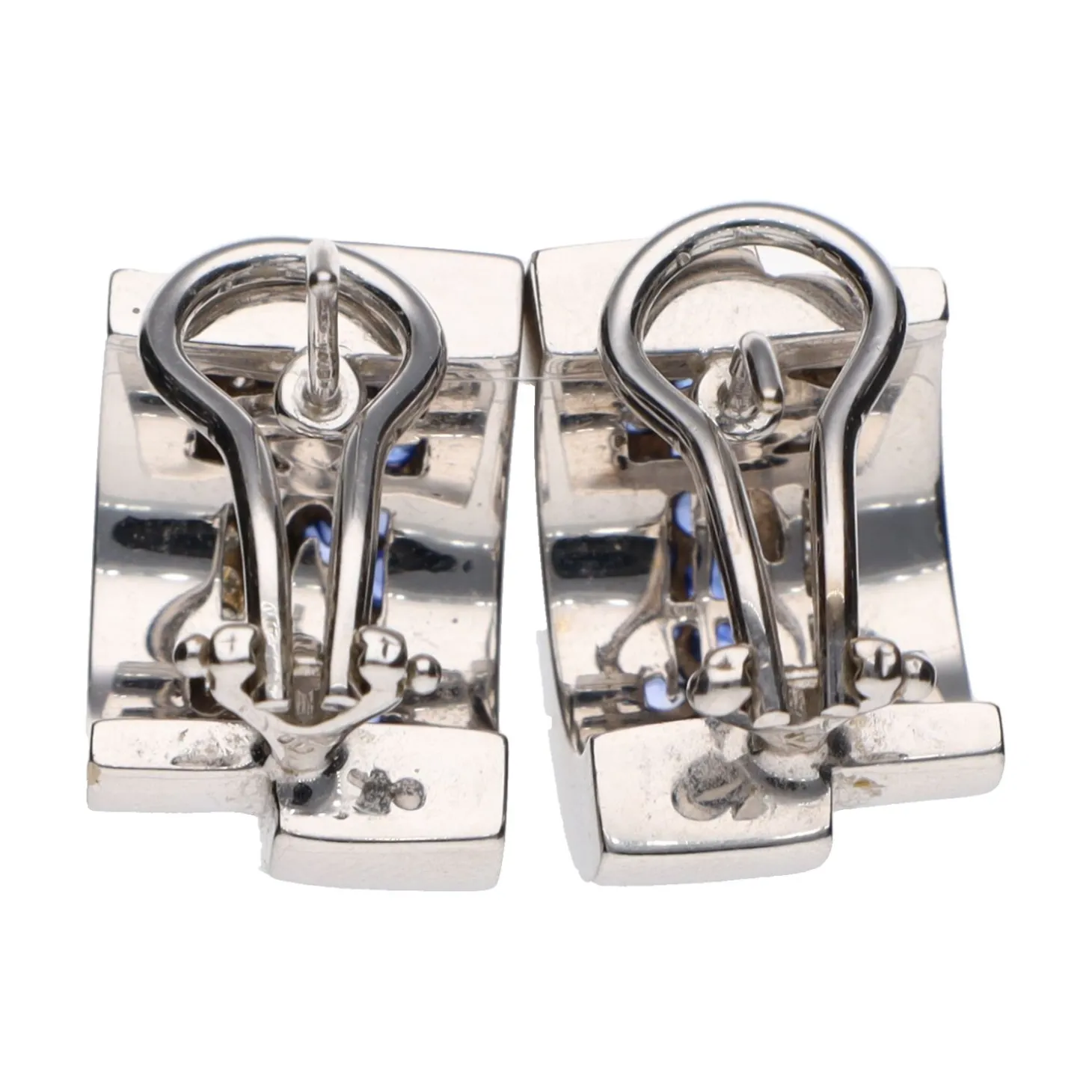 PENDIENTES Pendientes en oro blanco con zafiros y brillantes.