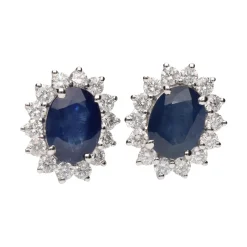 PENDIENTES Pendientes en oro blanco con zafiros y orla de brillantes.