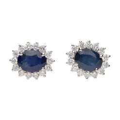 PENDIENTES Pendientes en oro blanco con zafiros y orla de brillantes.