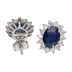 PENDIENTES Pendientes en oro blanco con zafiros y orla de brillantes.