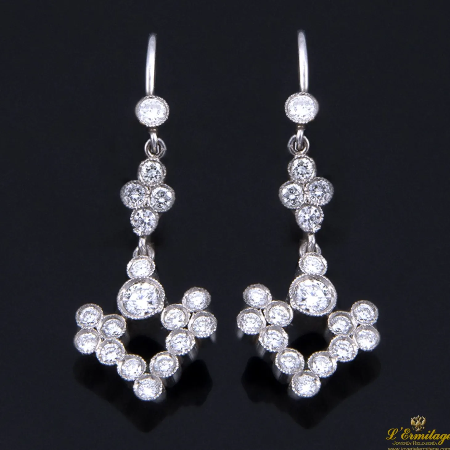 PENDIENTES Pendientes en oro blanco con diamantes.