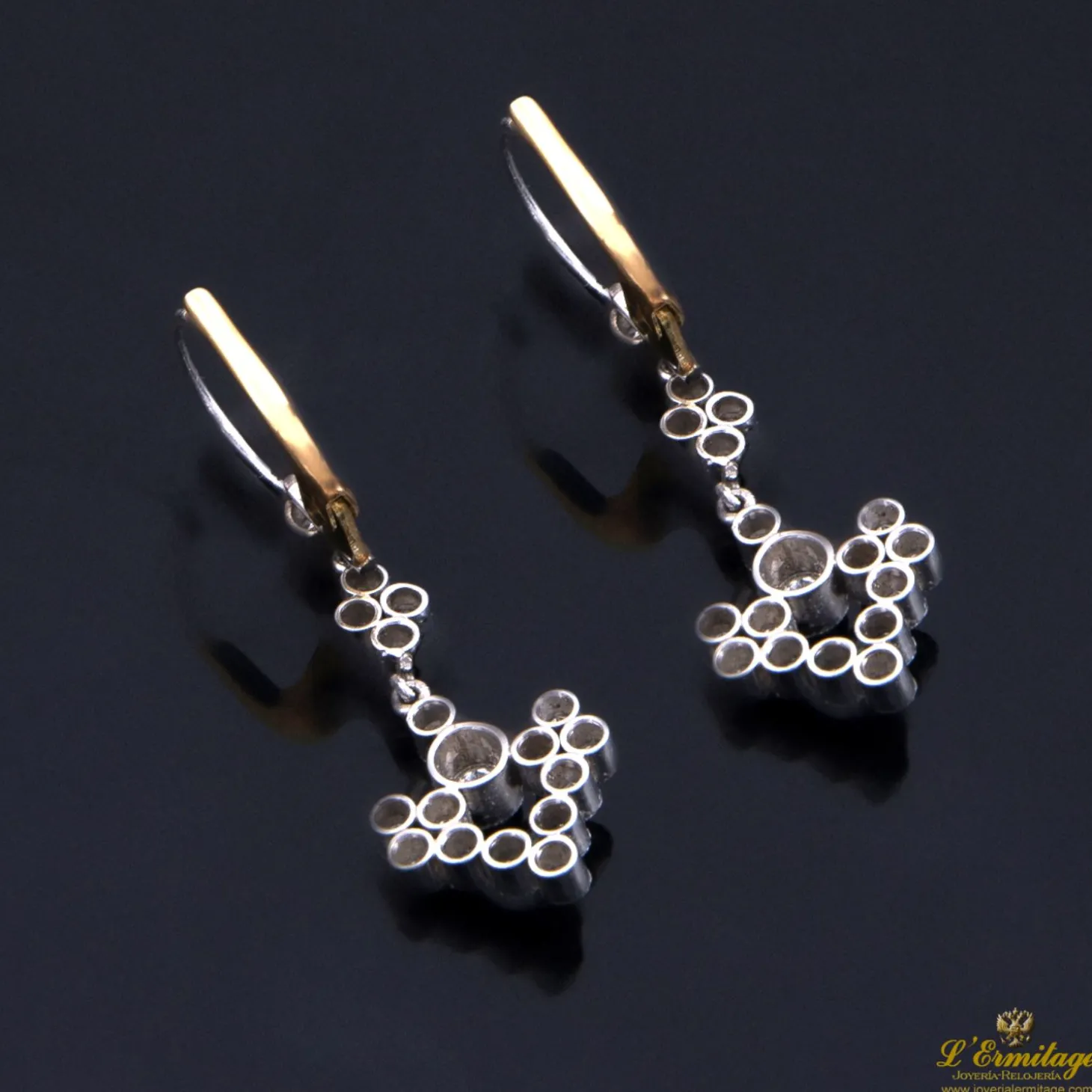 PENDIENTES Pendientes en oro blanco con diamantes.